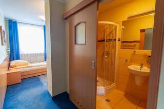 Отель Dom Sportowca Błonie - MOSiR Санок Одноместный номер с собственной ванной комнатой-3