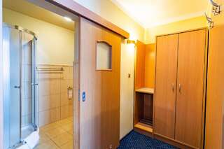 Отель Dom Sportowca Błonie - MOSiR Санок Двухместный номер с 2 отдельными кроватями и собственной ванной комнатой-11