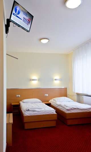 Отель Dom Sportowca Błonie - MOSiR Санок Двухместный номер с 2 отдельными кроватями и собственной ванной комнатой-2