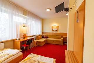 Отель Dom Sportowca Błonie - MOSiR Санок Двухместный номер с 2 отдельными кроватями и собственной ванной комнатой-4