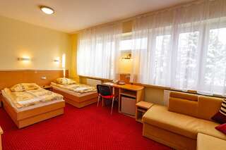 Отель Dom Sportowca Błonie - MOSiR Санок Двухместный номер с 2 отдельными кроватями и собственной ванной комнатой-6