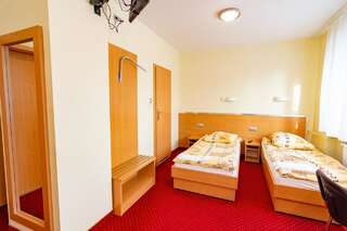Отель Dom Sportowca Błonie - MOSiR Санок Двухместный номер с 2 отдельными кроватями и собственной ванной комнатой-7